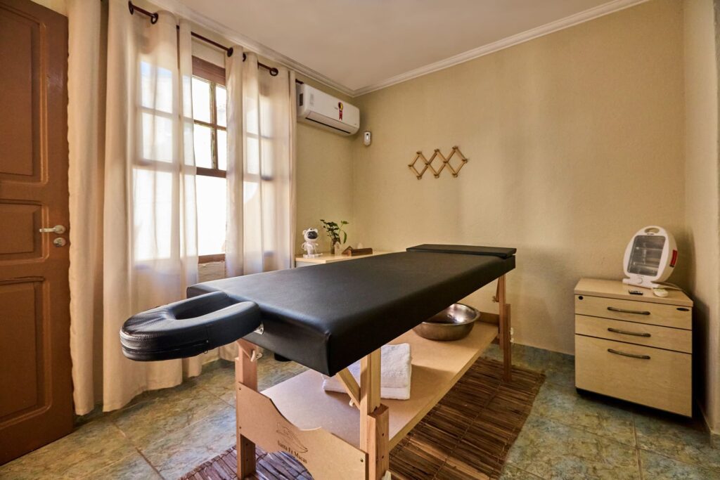 Sala de massagem climatizada com ar condicionado, parte da estrutura completa para o aluguel de sala para psicólogo em Campinas.