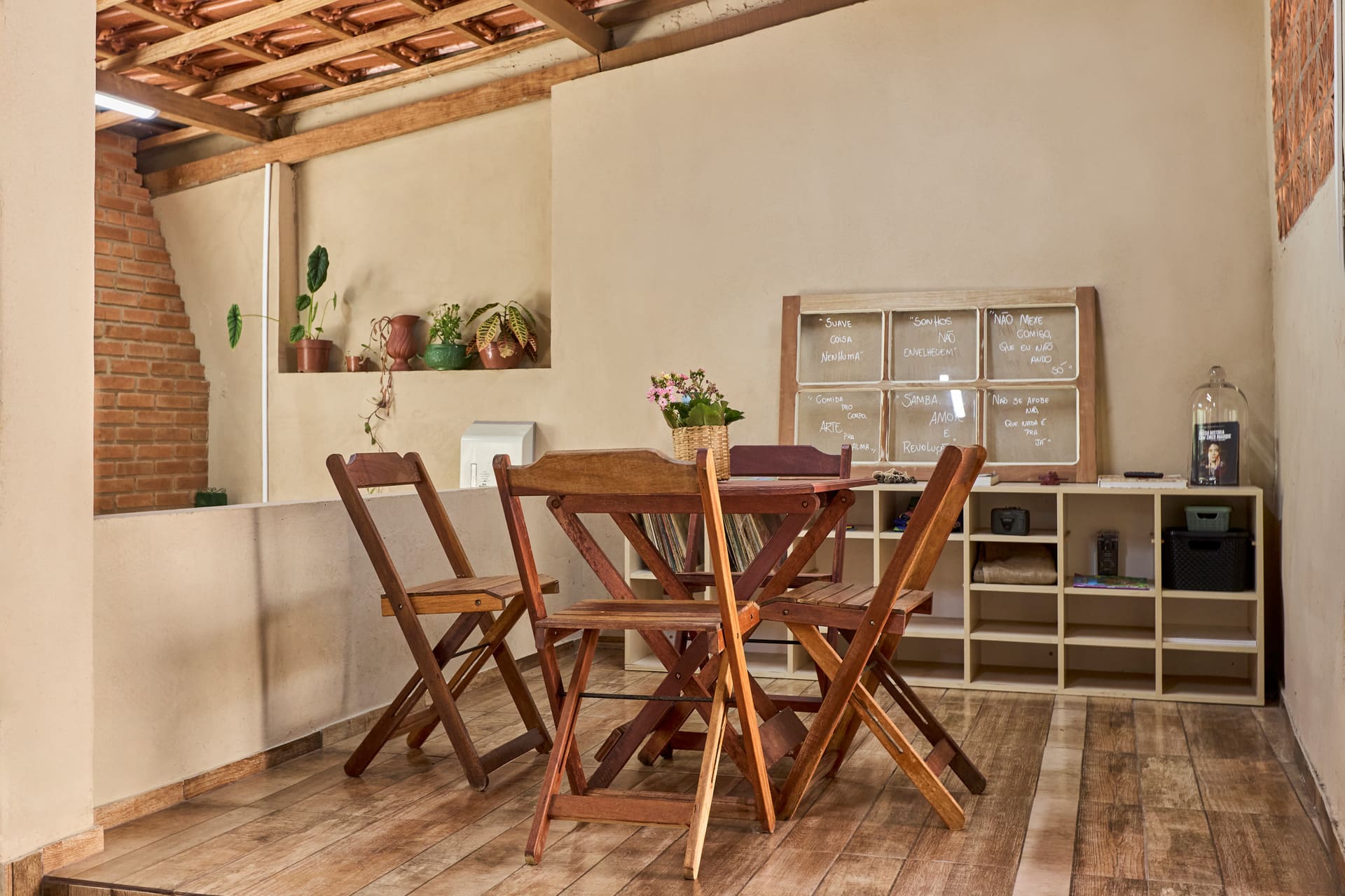 Área de convivência rústica na Casa Gê, disponível para quem faz o aluguel de sala para psicólogo em Campinas.