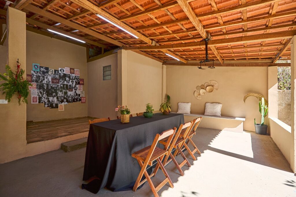 Espaço de eventos coberto na Casa Gê, um dos benefícios do aluguel de sala para psicólogo em Campinas.