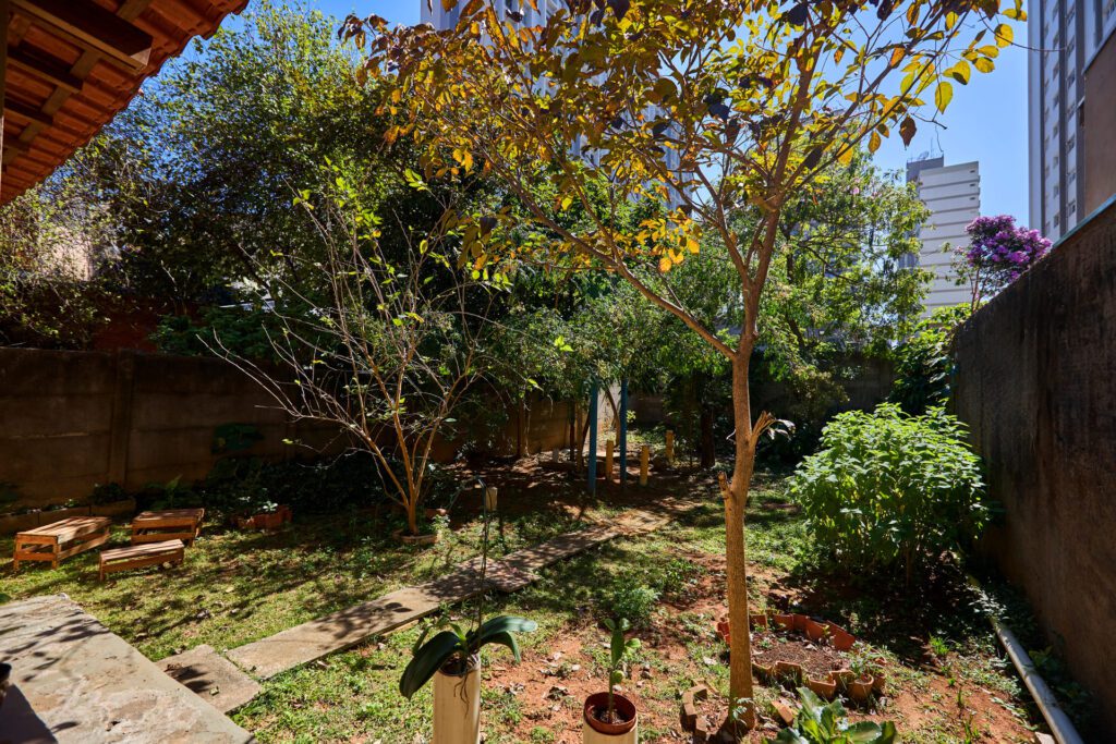 Quintal arborizado da Casa Gê, no bairro Bosque, área comum usada por terapeutas e clientes entre os atendimentos.