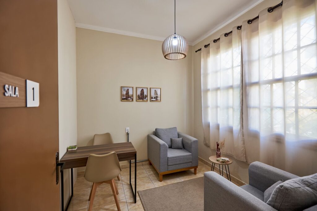 aluguel de sala para psicólogo em campinas sala 2 Sala 1 da Casa Gê para aluguel de sala para psicólogo em Campinas, com poltronas confortáveis para atendimento.