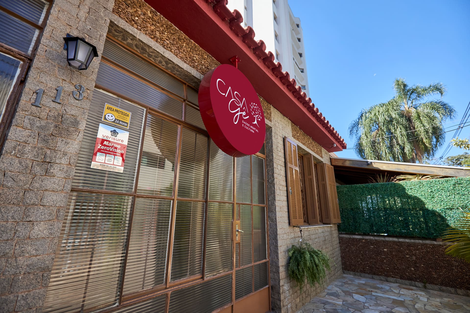 Fachada da Casa Gê, espaço para aluguel de sala para psicólogo em Campinas, com letreiro vermelho na entrada.