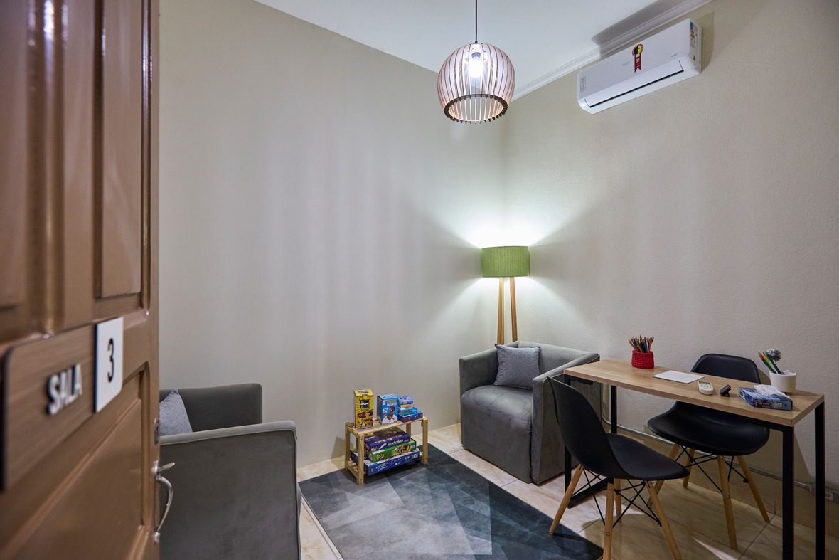 Sala 3 da Casa Gê, um espaço lúdico e equipado para a aplicação de Terapia ABA em Campinas, com jogos e mesa de atividades.