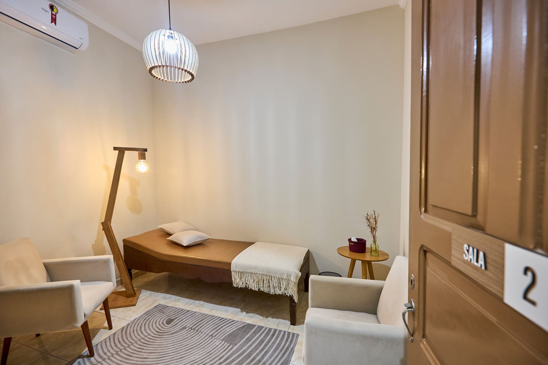 Interior da Sala 2 decorada com divã e poltronas, disponível para sublocação de consultório de psicologia em Campinas na Casa Gê.