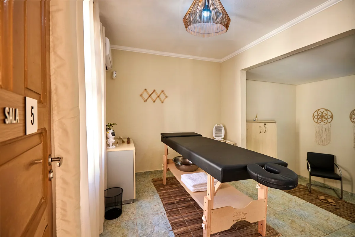 Sala 5 da Casa Gê com maca profissional e toalhas, opção de aluguel de sala com maca em Campinas.