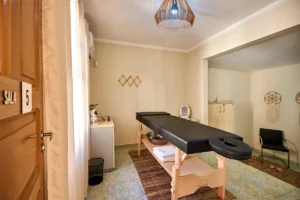 Sala 5 da Casa Gê com maca profissional, toalhas e ante-sala de apoio, sala para atendimento de reiki em Campinas.
